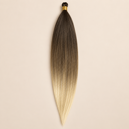 Steil Pony Kanekalon vlechthaar in kleur 14, 70 cm en 100 gram, op beige achtergrond