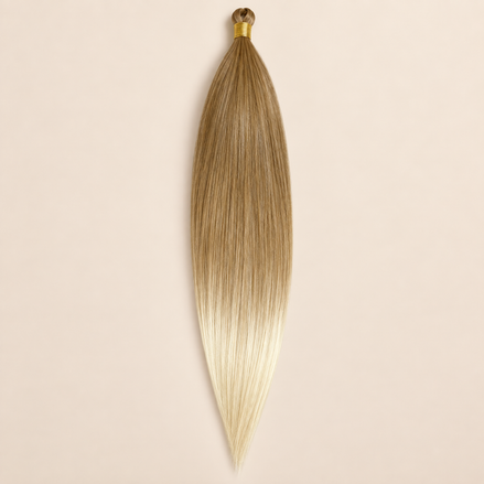 Steil Pony Kanekalon vlechthaar in kleur 16, 70 cm en 100 gram, op beige achtergrond