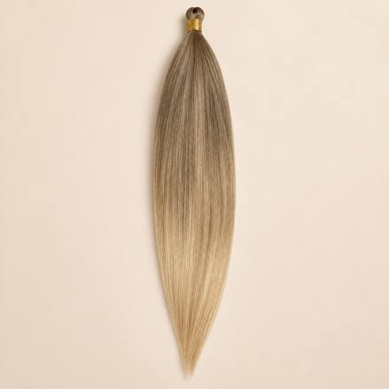 Steil Pony Kanekalon vlechthaar in kleur 22, 70 cm en 100 gram, op beige achtergrond