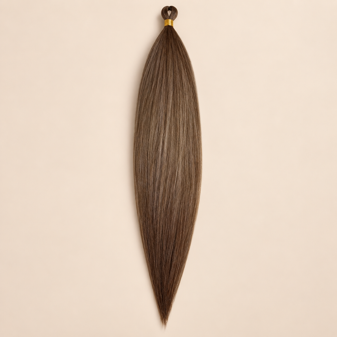 Steil Pony Kanekalon vlechthaar in kleur 27+26, 70 cm en 100 gram, op beige achtergrond