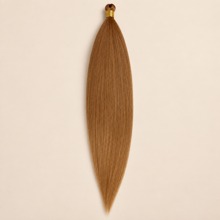 Steil Pony Kanekalon vlechthaar in kleur 4, 70 cm en 100 gram, op beige achtergrond