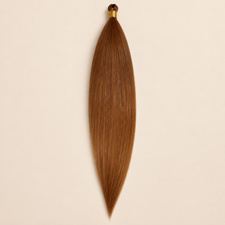 Steil Pony Kanekalon vlechthaar in kleur 56E, 70 cm en 100 gram, op beige achtergrond