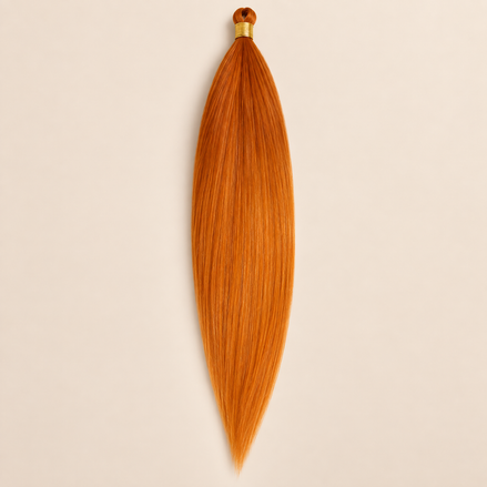 Steil Pony Kanekalon vlechthaar in kleur 613, 70 cm en 100 gram, op beige achtergrond