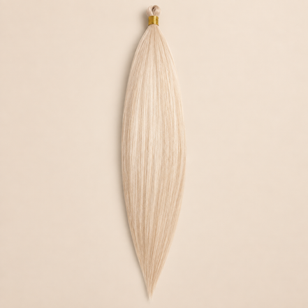 Steil Pony Kanekalon vlechthaar in kleur Bronze18, 70 cm en 100 gram, op beige achtergrond