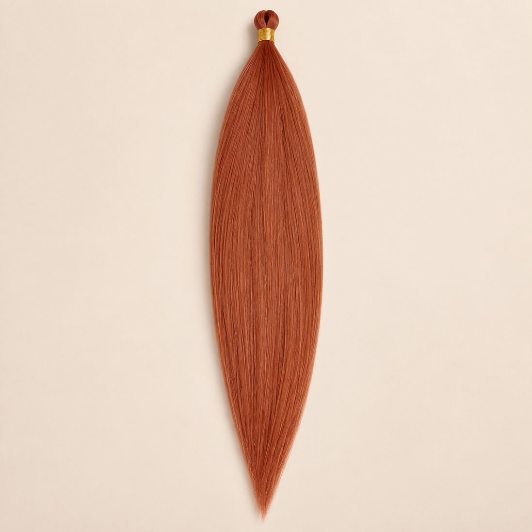 Steil Pony Kanekalon vlechthaar in kleur F11, 70 cm en 100 gram, op beige achtergrond