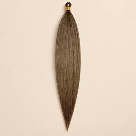 Steil Pony Kanekalon vlechthaar in kleur HPD163, 70 cm en 100 gram, op beige achtergrond