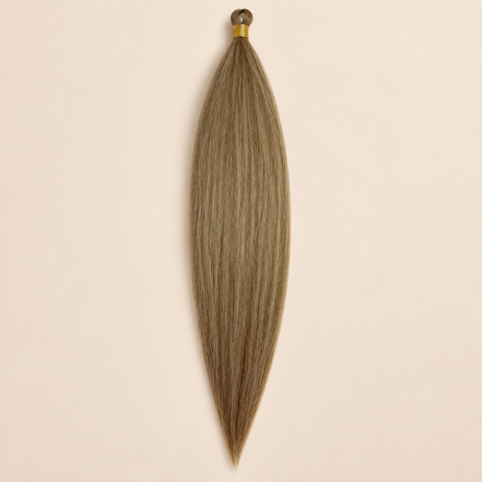Steil Pony Kanekalon vlechthaar in kleur HPD175, 70 cm en 100 gram, op beige achtergrond