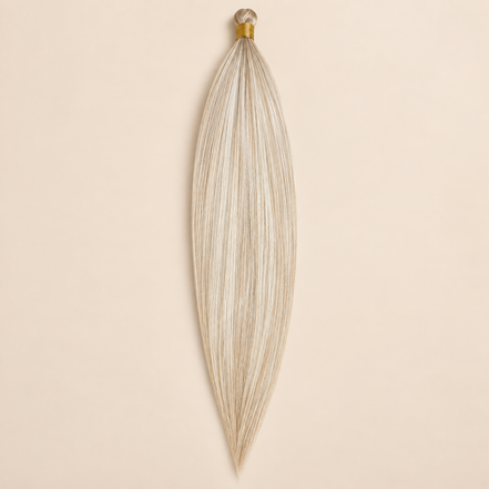 Steil Pony Kanekalon vlechthaar in kleur in springs T042, 70 cm en 100 gram, op beige achtergrond