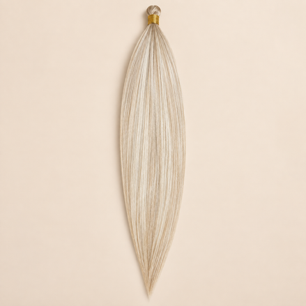 Steil Pony Kanekalon vlechthaar in kleur in springs T042, 70 cm en 100 gram, op beige achtergrond