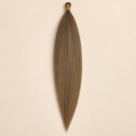 Steil Pony Kanekalon vlechthaar in kleur in springs T16A/56C, 70 cm en 100 gram, op beige achtergrond