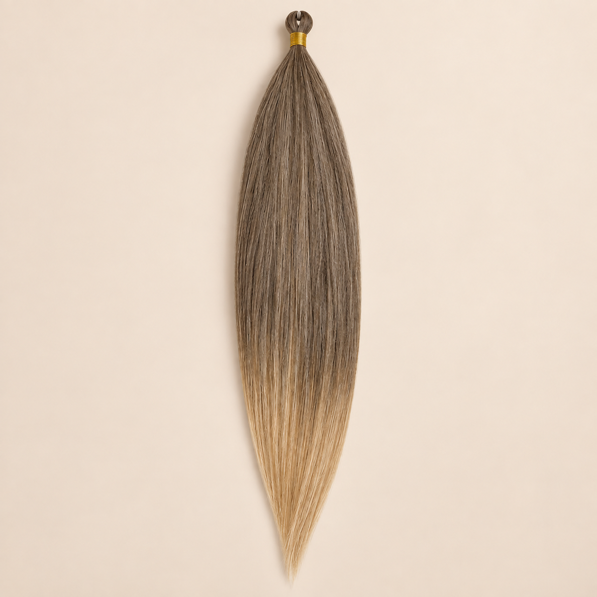 Steil Pony Kanekalon vlechthaar in kleur IRED3, 70 cm en 100 gram, op beige achtergrond