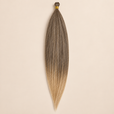 Steil Pony Kanekalon vlechthaar in kleur IRED3, 70 cm en 100 gram, op beige achtergrond