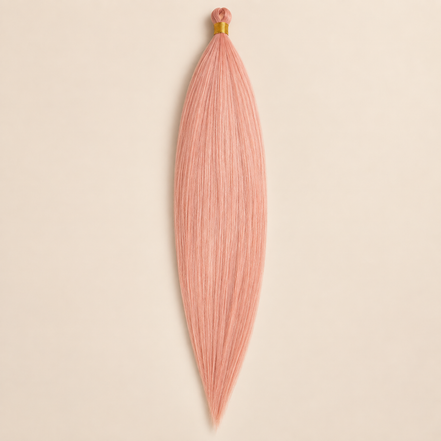 Steil Pony Kanekalon vlechthaar in kleur Pink9, 70 cm en 100 gram, op beige achtergrond