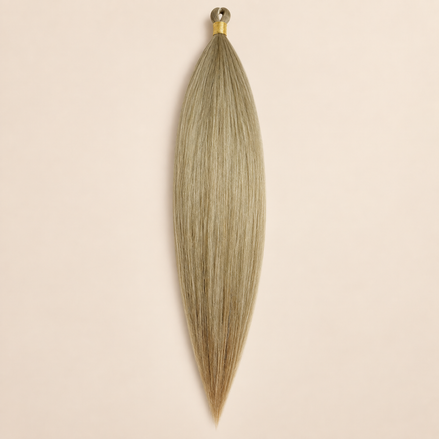 Steil Pony Kanekalon vlechthaar in kleur T-BROWN53, 70 cm en 100 gram, op beige achtergrond