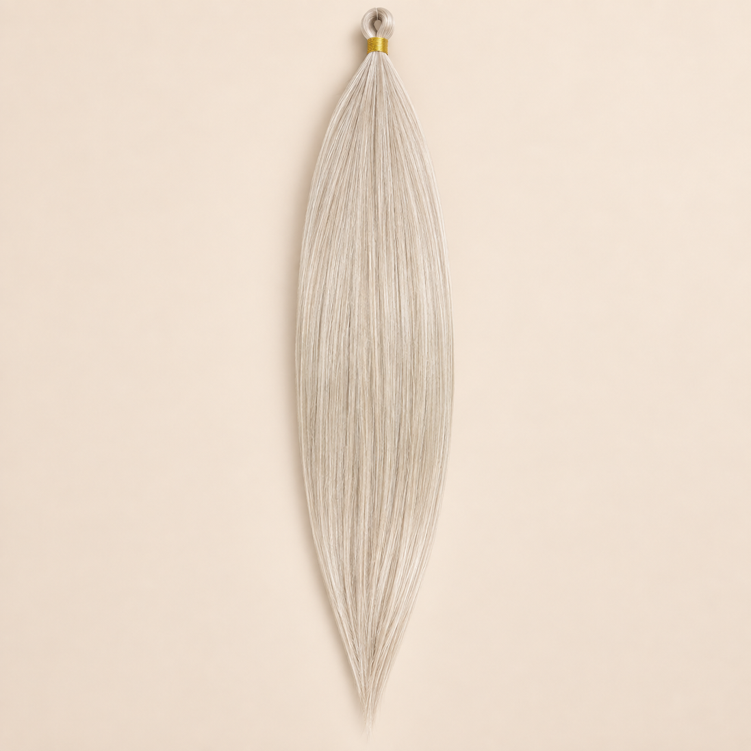 Steil Pony Kanekalon vlechthaar in kleur T-Grey31, 70 cm en 100 gram, op beige achtergrond