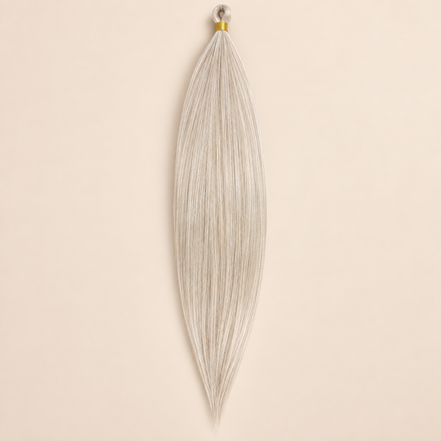 Steil Pony Kanekalon vlechthaar in kleur T-Grey31, 70 cm en 100 gram, op beige achtergrond