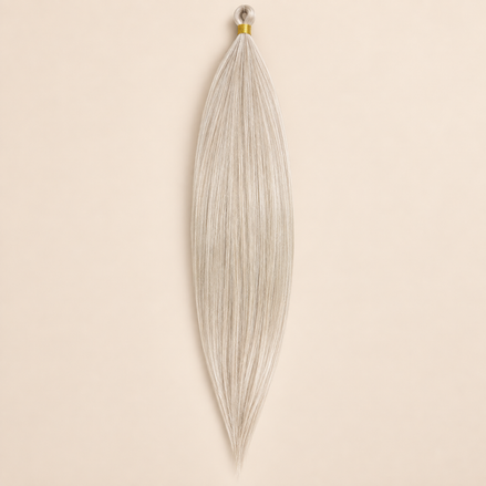 Steil Pony Kanekalon vlechthaar in kleur T-Grey31, 70 cm en 100 gram, op beige achtergrond