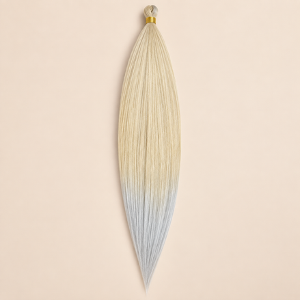 Steil Pony Kanekalon vlechthaar in kleur T10/14, 70 cm en 100 gram, op beige achtergrond