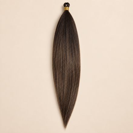 Steil Pony Kanekalon vlechthaar in kleur T1B/27/613, 70 cm en 100 gram, op beige achtergrond