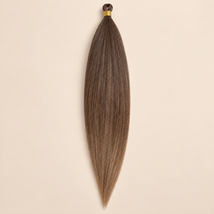 Steil Pony Kanekalon vlechthaar in kleur T1B/Rwhite5, 70 cm en 100 gram, op beige achtergrond