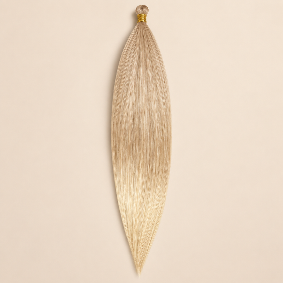 Steil Pony Kanekalon vlechthaar in kleur T4/22, 70 cm en 100 gram, op beige achtergrond