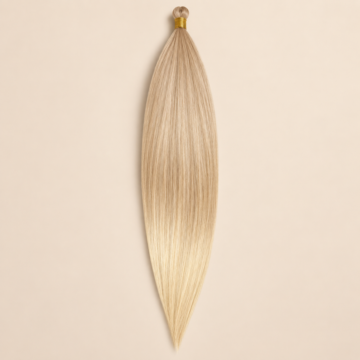Steil Pony Kanekalon vlechthaar in kleur T4/22, 70 cm en 100 gram, op beige achtergrond