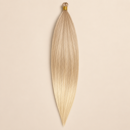 Steil Pony Kanekalon vlechthaar in kleur T4/22, 70 cm en 100 gram, op beige achtergrond