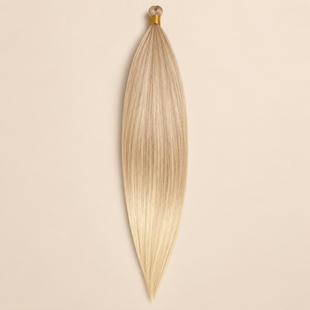 Steil Pony Kanekalon vlechthaar in kleur T4/22, 70 cm en 100 gram, op beige achtergrond