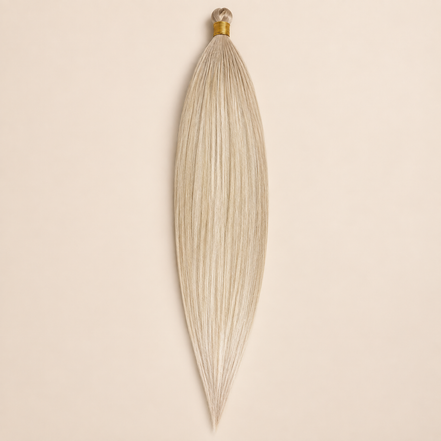 Steil Pony Kanekalon vlechthaar in kleur TGPink12, 70 cm en 100 gram, op beige achtergrond