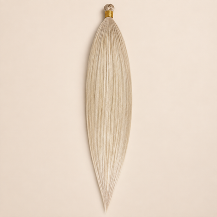 Steil Pony Kanekalon vlechthaar in kleur TGPink12, 70 cm en 100 gram, op beige achtergrond