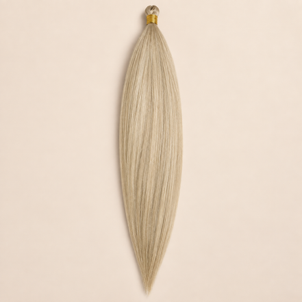 Steil Pony Kanekalon vlechthaar in kleur TT-350/HPD162, 70 cm en 100 gram, op beige achtergrond