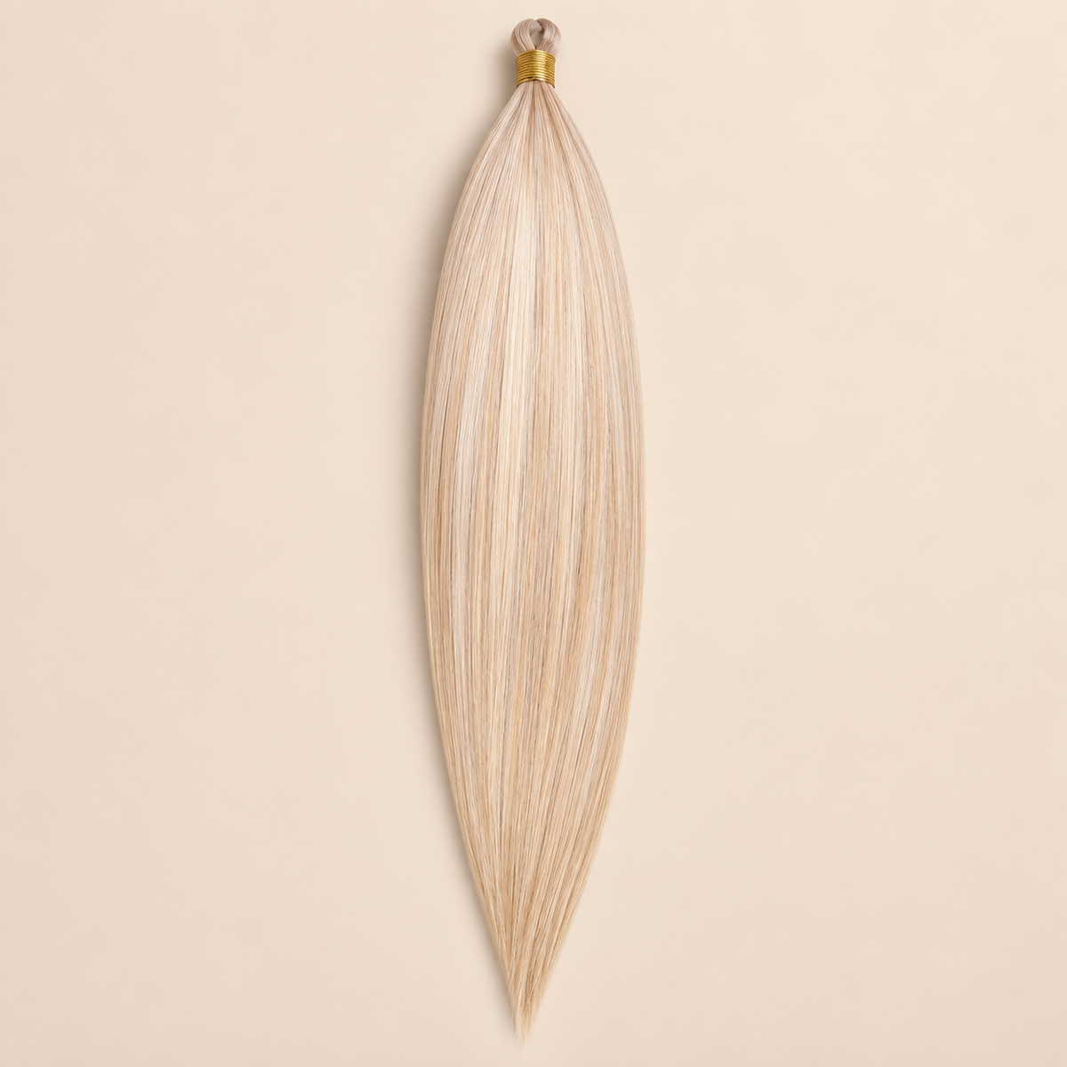 Steil Pony Kanekalon vlechthaar in kleur TT4/HPD152, 70 cm en 100 gram, op beige achtergrond