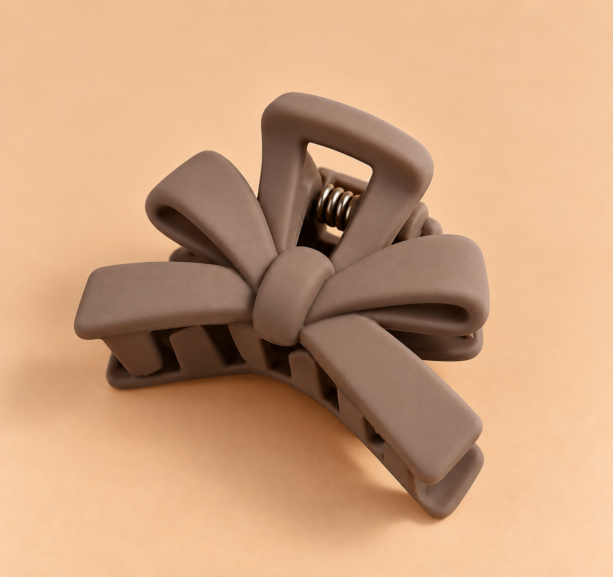 Taupe matte strik haarklem op beige achtergrond