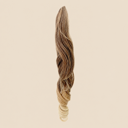 Tiana golvend invlechthaar bruin-blond ombré (T042), 55 cm, 300 gram – De HaarBoetiek