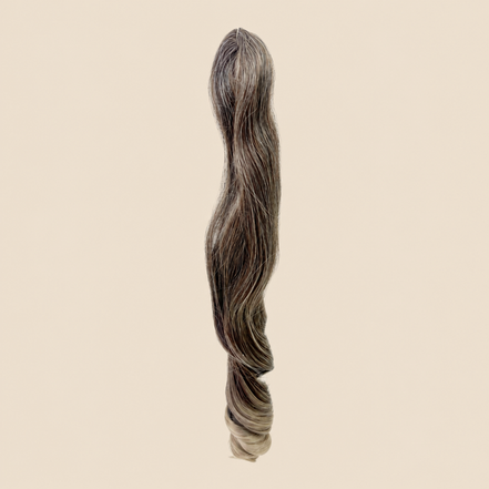 Tiana golvend invlechthaar bruin-grijs ombré (T4/56A), 55 cm, 300 gram – De HaarBoetiek