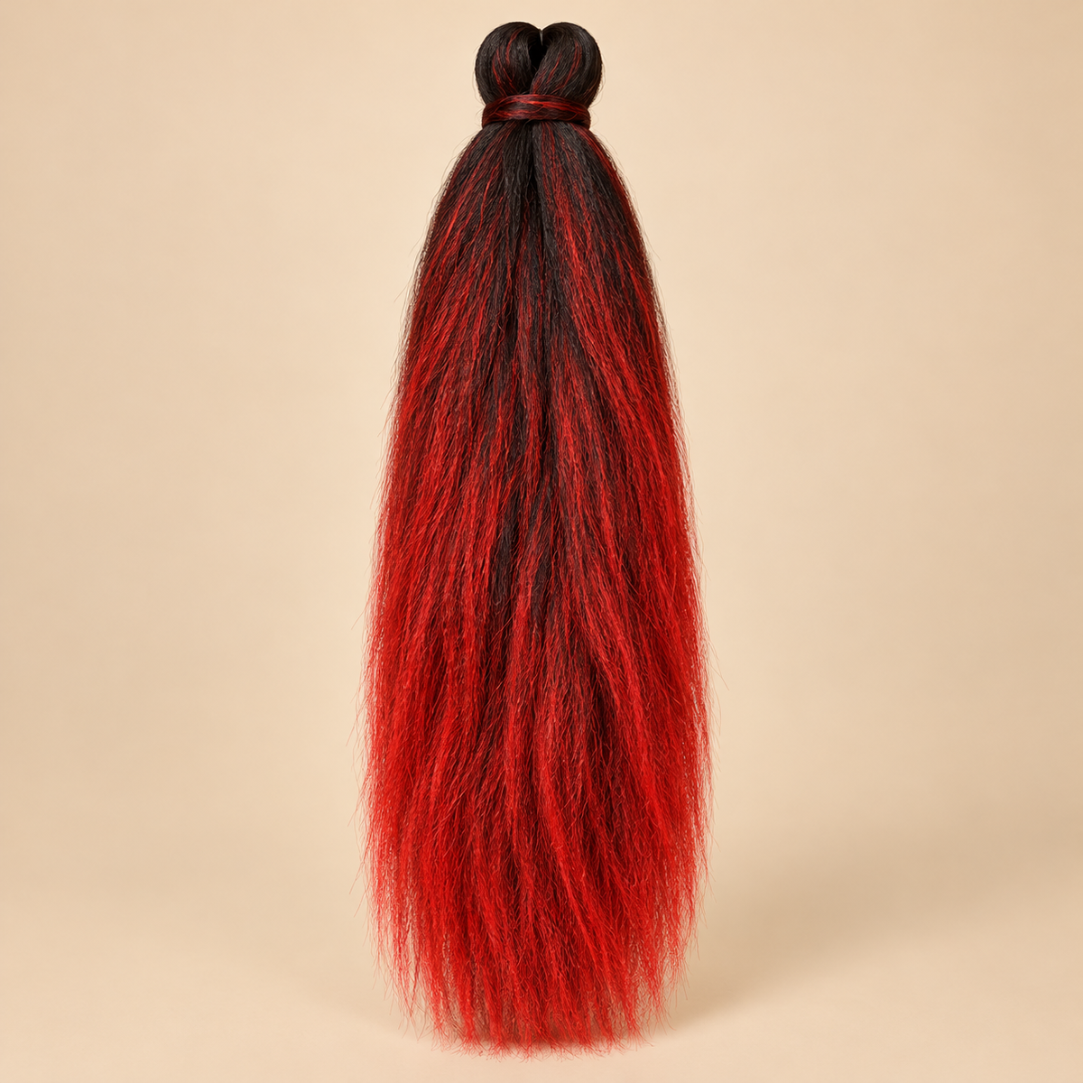 Ultra Braid kanekalon T1B/RD zwart rood ombre, 110 cm 155 gram op beige achtergrond