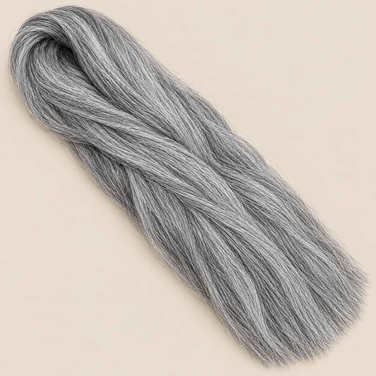 Ultra Braid kanekalon Silver zilver 110 cm, 155 gram op beige achtergrond