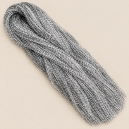Ultra Braid kanekalon Silver zilver 110 cm, 155 gram op beige achtergrond
