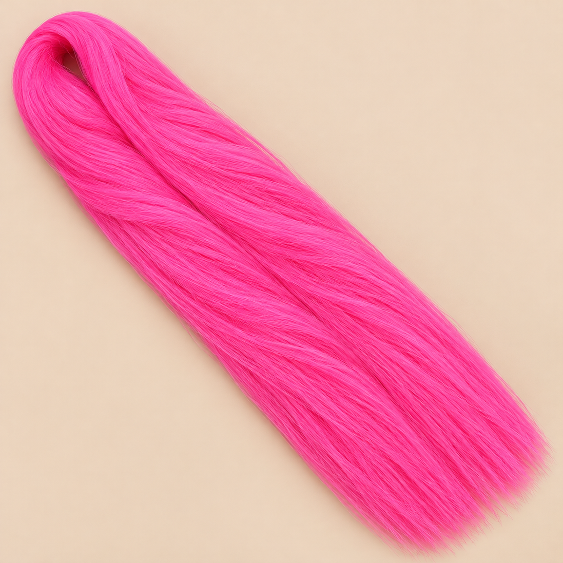 Ultra Braid kanekalon Light Pink roze 100 cm, 165 gram op beige achtergrond