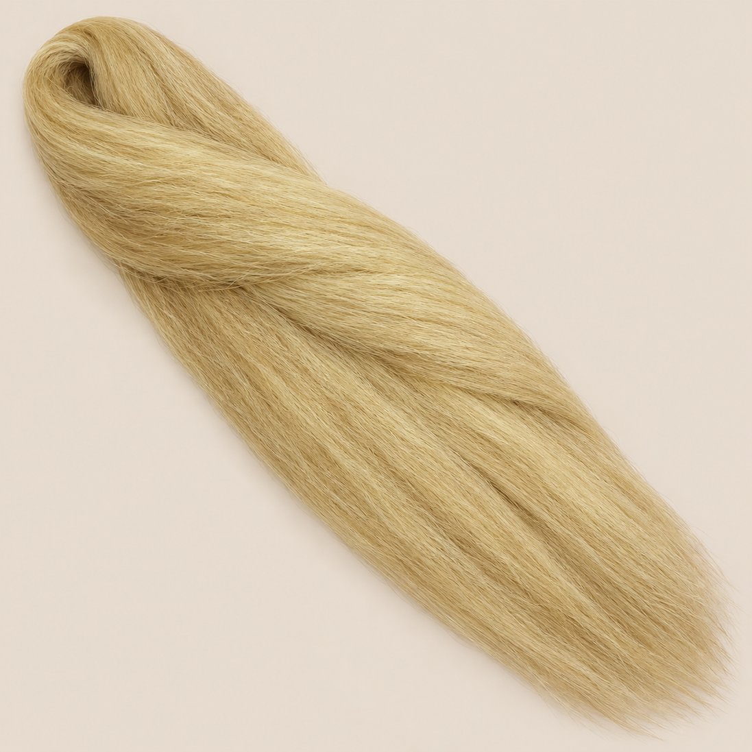 Ultra Braid kanekalon 613 lichtblond 110 cm, 155 gram op beige achtergrond