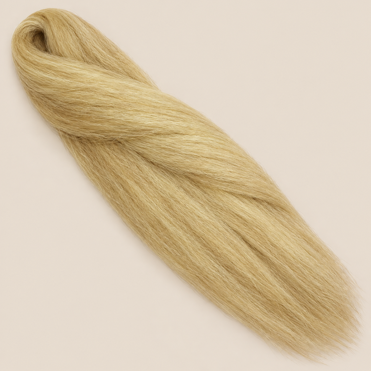 Ultra Braid kanekalon 613 lichtblond 110 cm, 155 gram op beige achtergrond