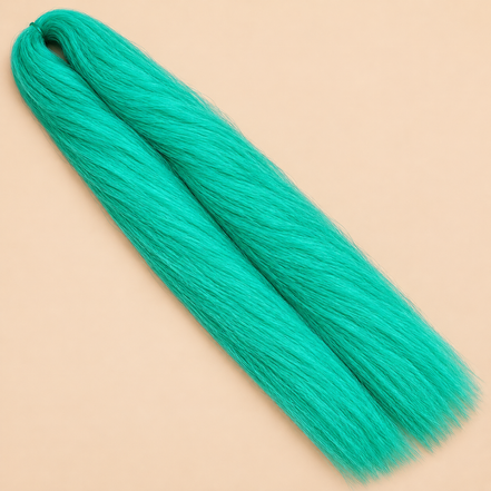 Ultra Braid kanekalon Viridis turquoise 110 cm, 155 gram op beige achtergrond