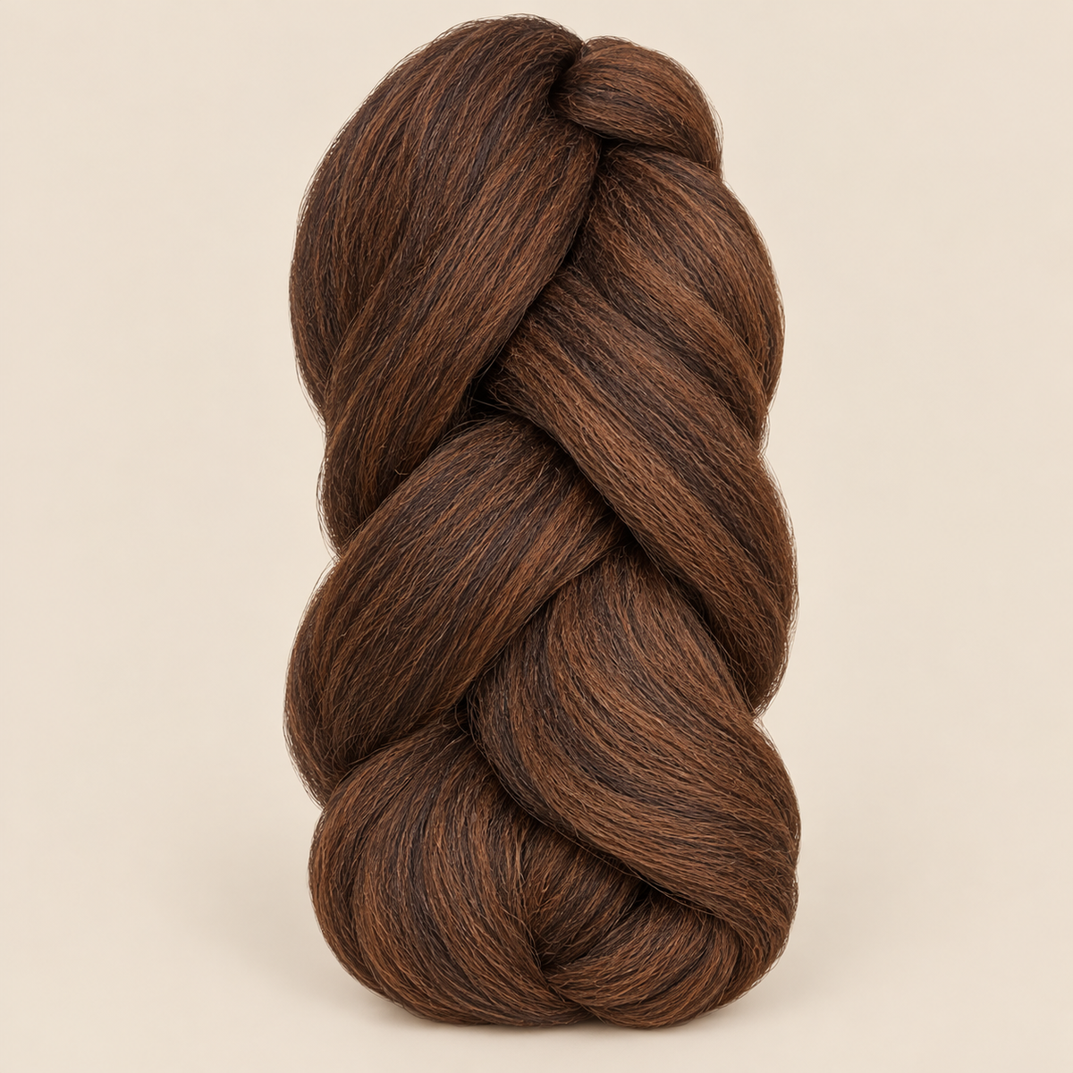 Ultra Braid Kanekalon kleurcode T4/30, donkerbruin/koperbruin, 110 cm, op een beige achtergrond
