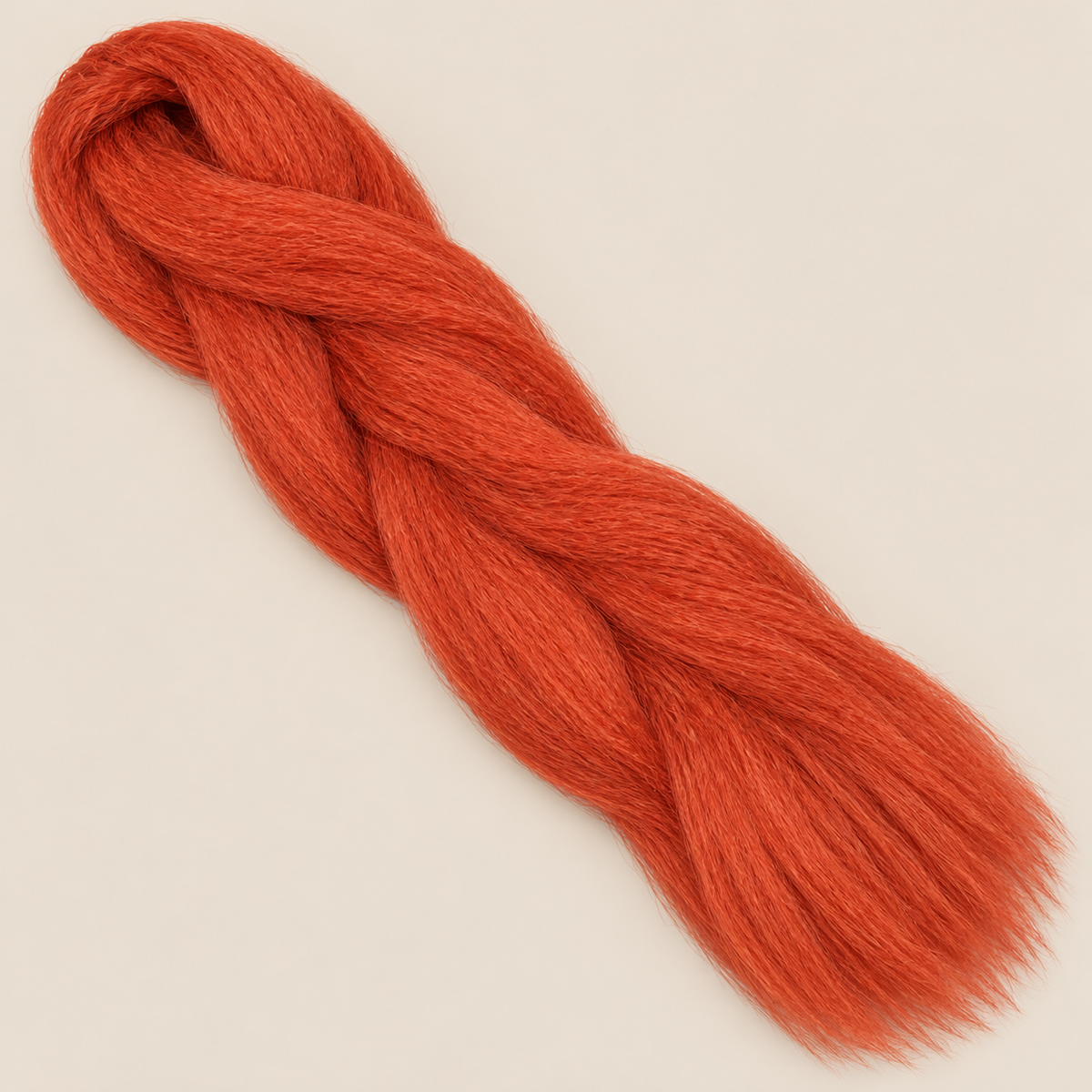 Ultra Braid kanekalon Copper koper 100 cm, 165 gram op beige achtergrond