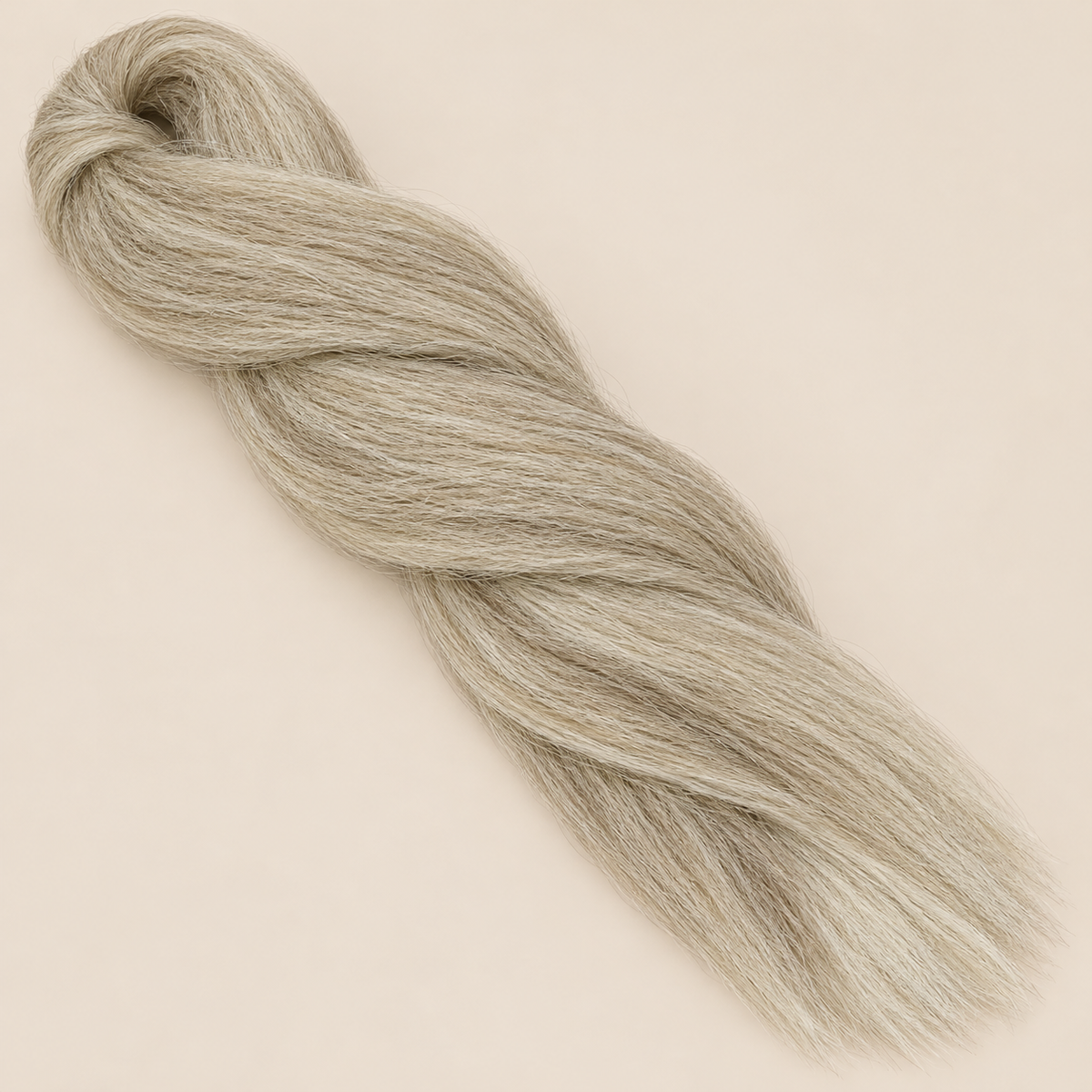 Ultra Braid kanekalon Silver warm zilver 100 cm, 165 gram op beige achtergrond