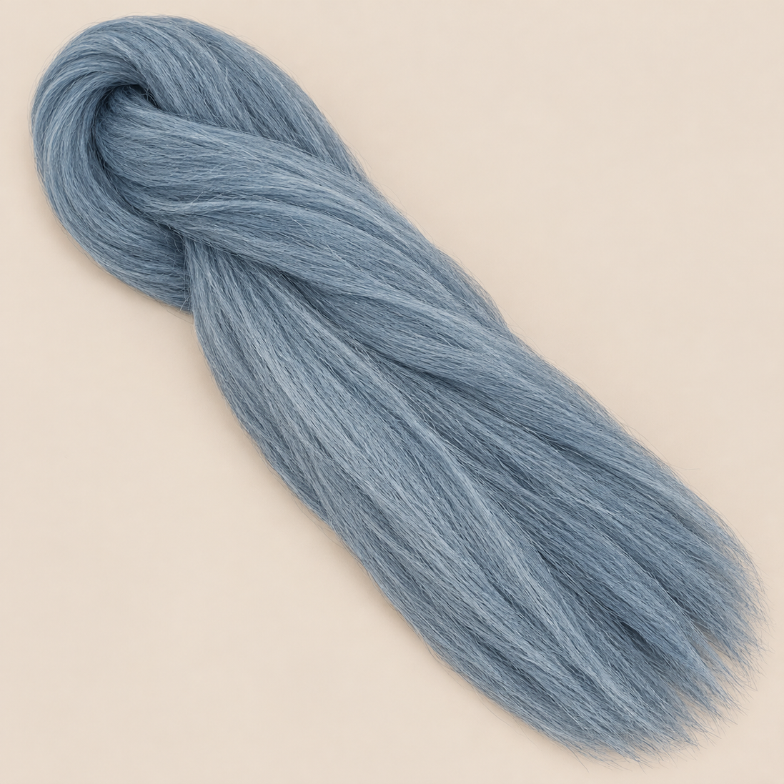 Ultra Braid kanekalon Periwinkle grijsblauw 100 cm, 165 gram op beige achtergrond