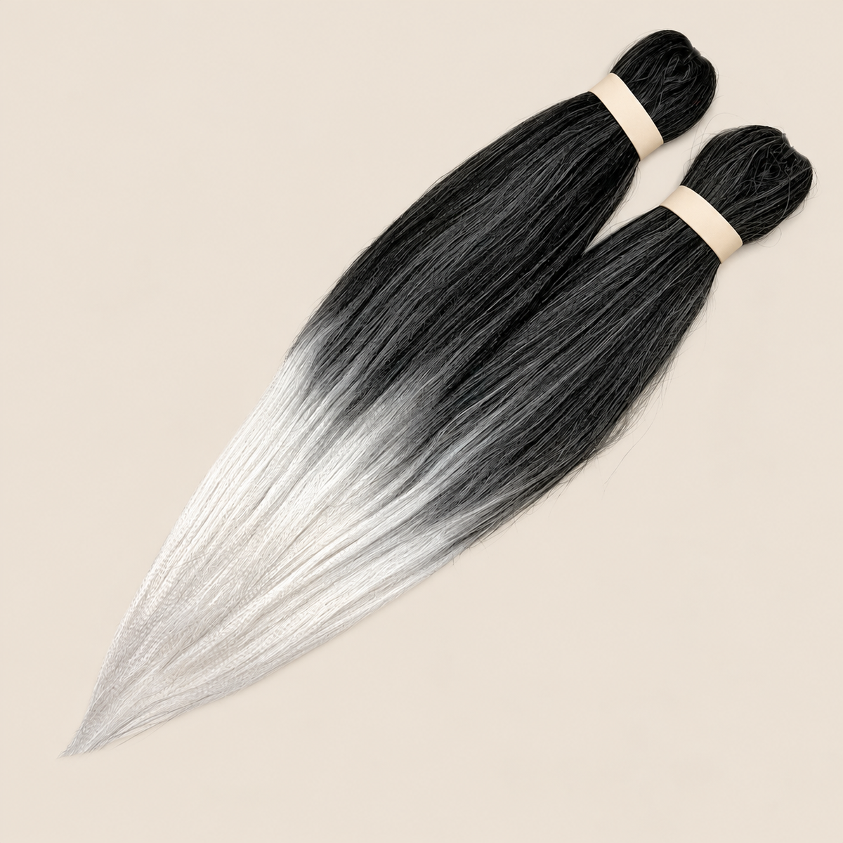 Ultra Braid 2-in-1 pre-stretched T1B/60 Zwart wit ombre, 60 cm 160 gram op beige achtergrond