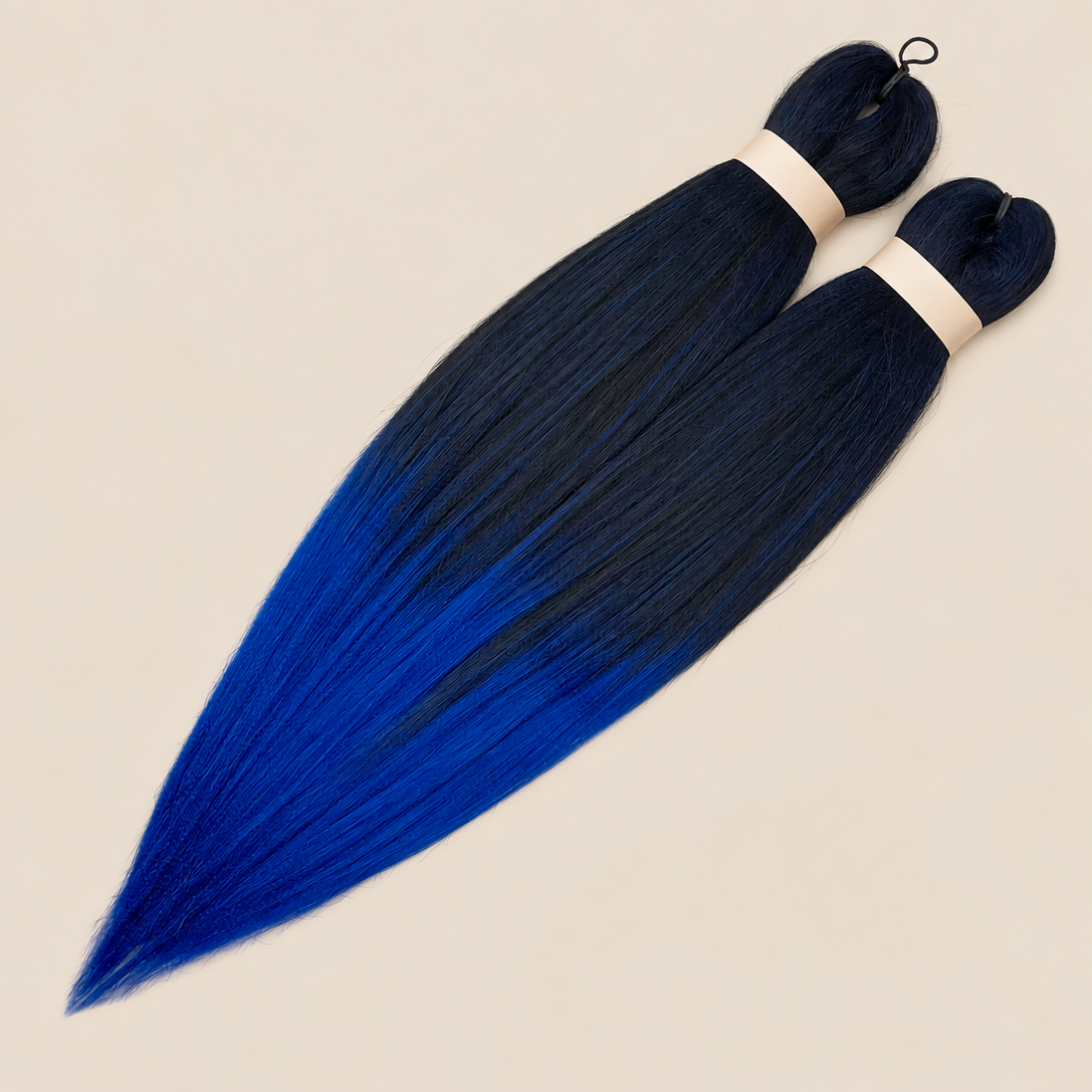 Ultra Braid 2-in-1 pre-stretched T1B/BL Zwart blauw ombre, 60 cm 160 gram op beige achtergrond