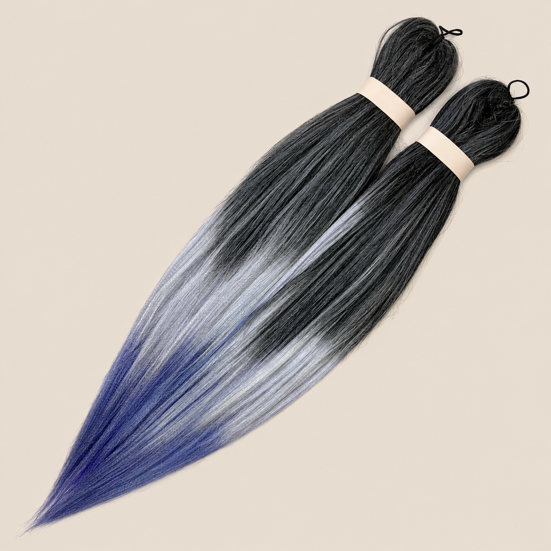 Ultra Braid pre-stretched T3/OM/Artic Blue zwart grijs blauw ombre 60 cm, 160 gram op beige achtergrond