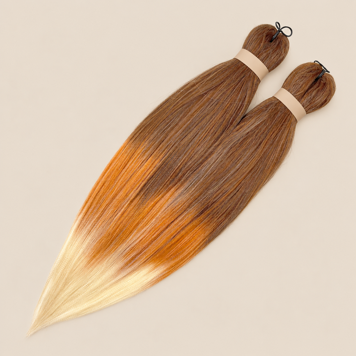 Ultra Braid pre-stretched T3/OM/Cinnamon cream kaneelbruin goudblond creme ombre 60 cm, 160 gram op beige achtergrond
